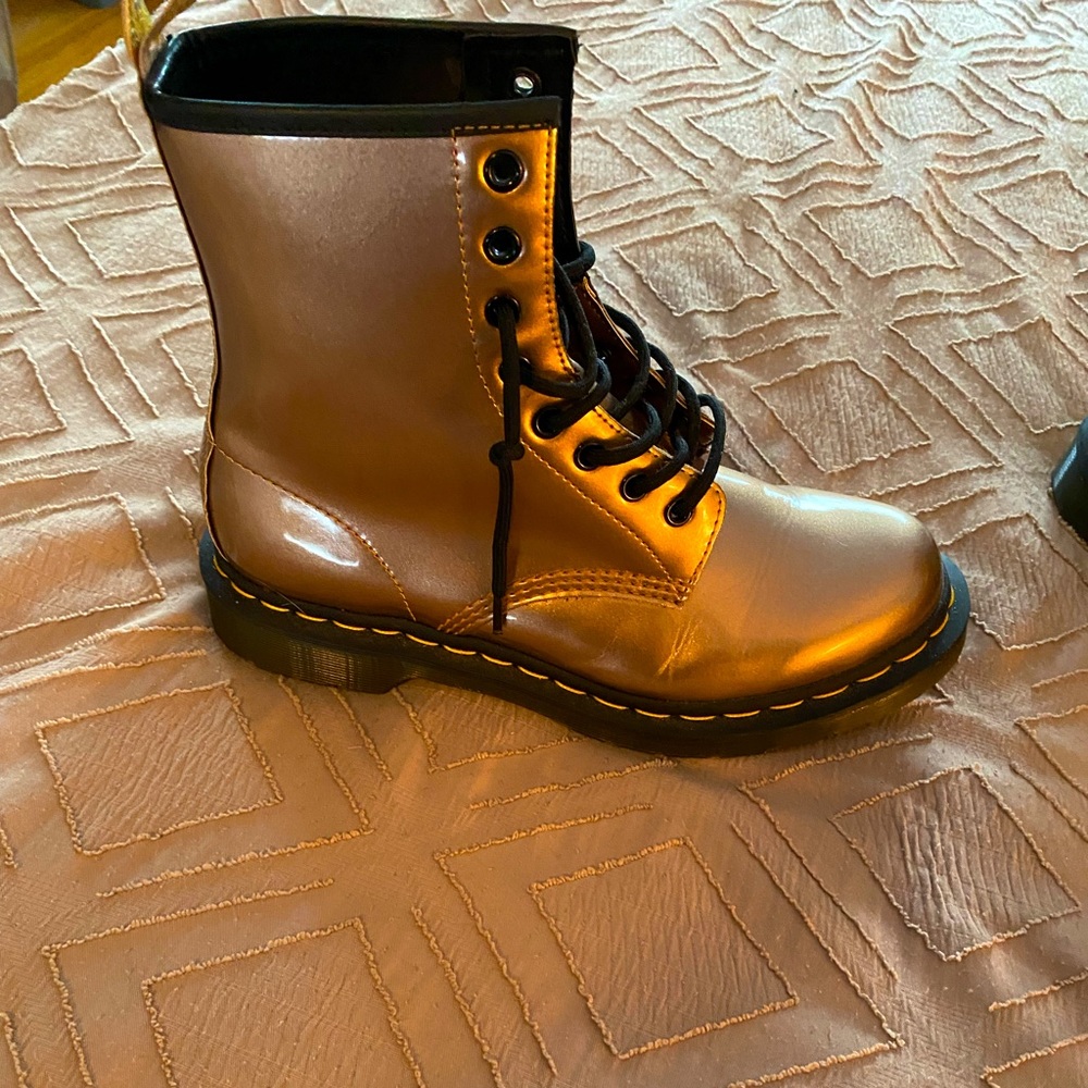 Dr Marten. Rose gold boots